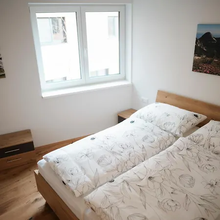Premium Monterra
